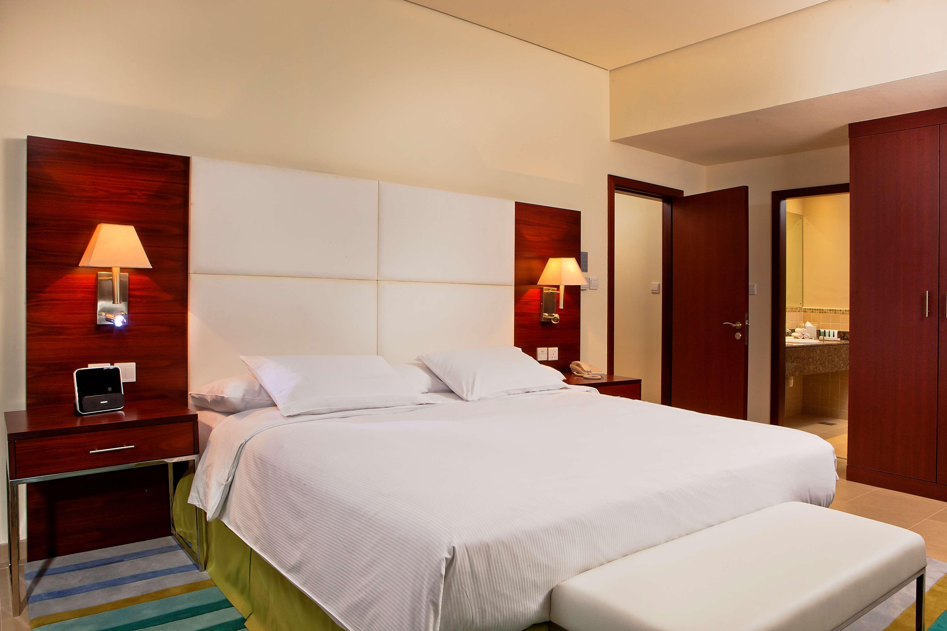 Hilton Dubai The Walk Hotel Екстериор снимка