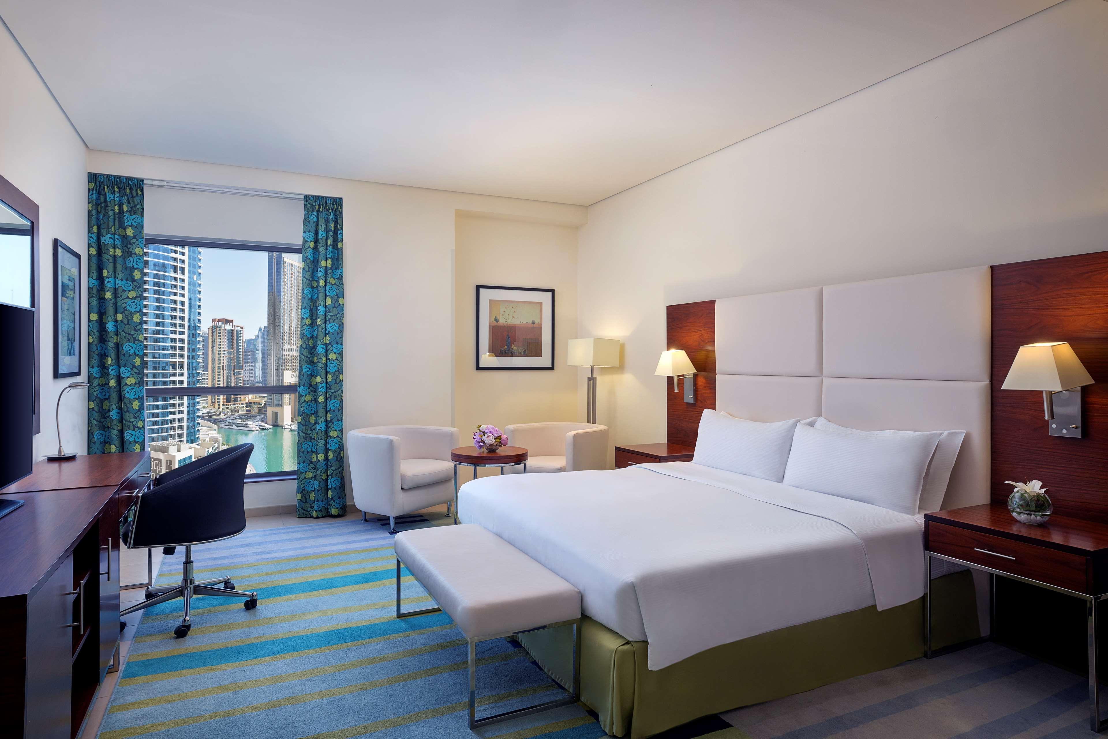 Hilton Dubai The Walk Hotel Екстериор снимка