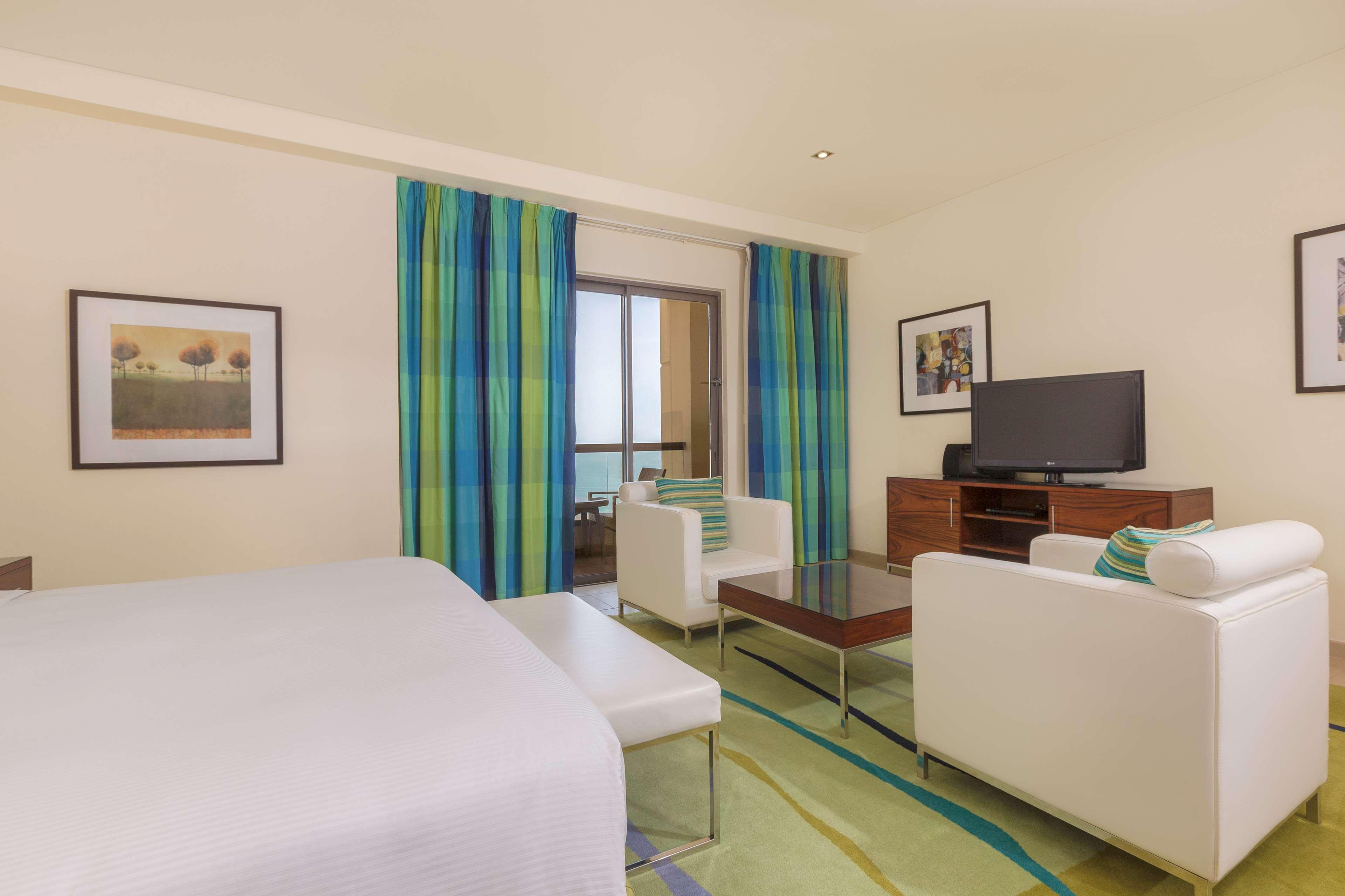 Hilton Dubai The Walk Hotel Екстериор снимка