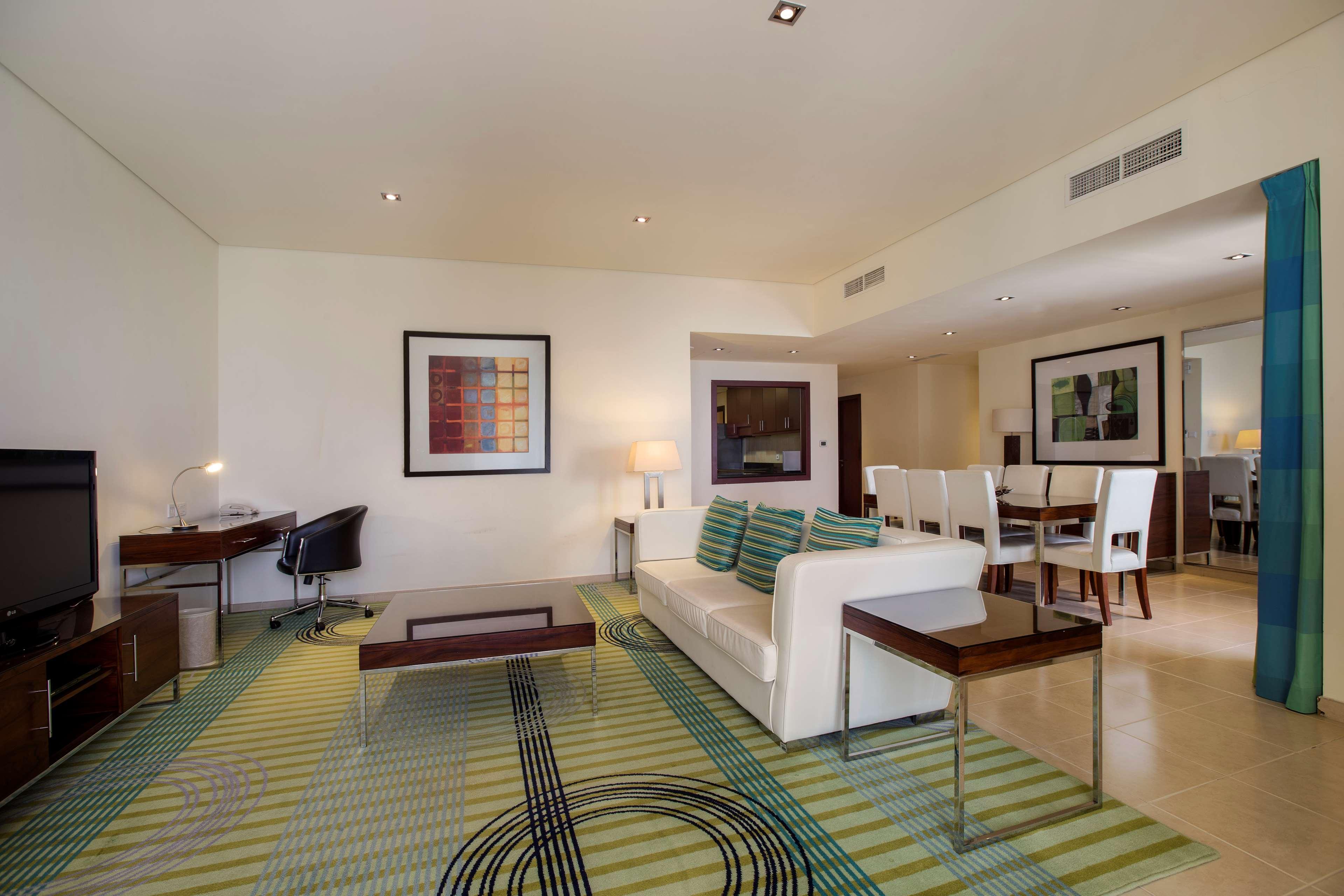 Hilton Dubai The Walk Hotel Екстериор снимка