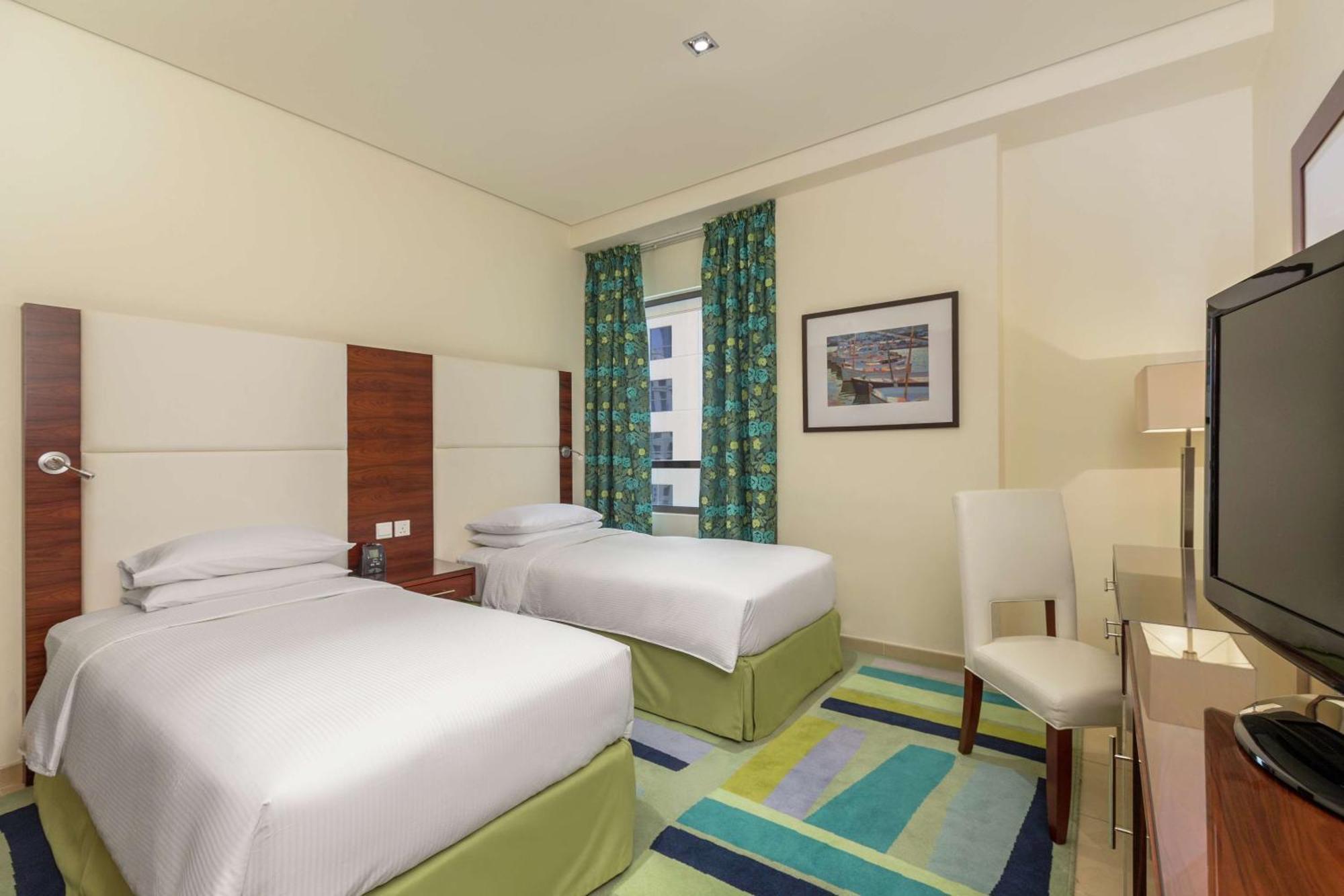 Hilton Dubai The Walk Hotel Екстериор снимка