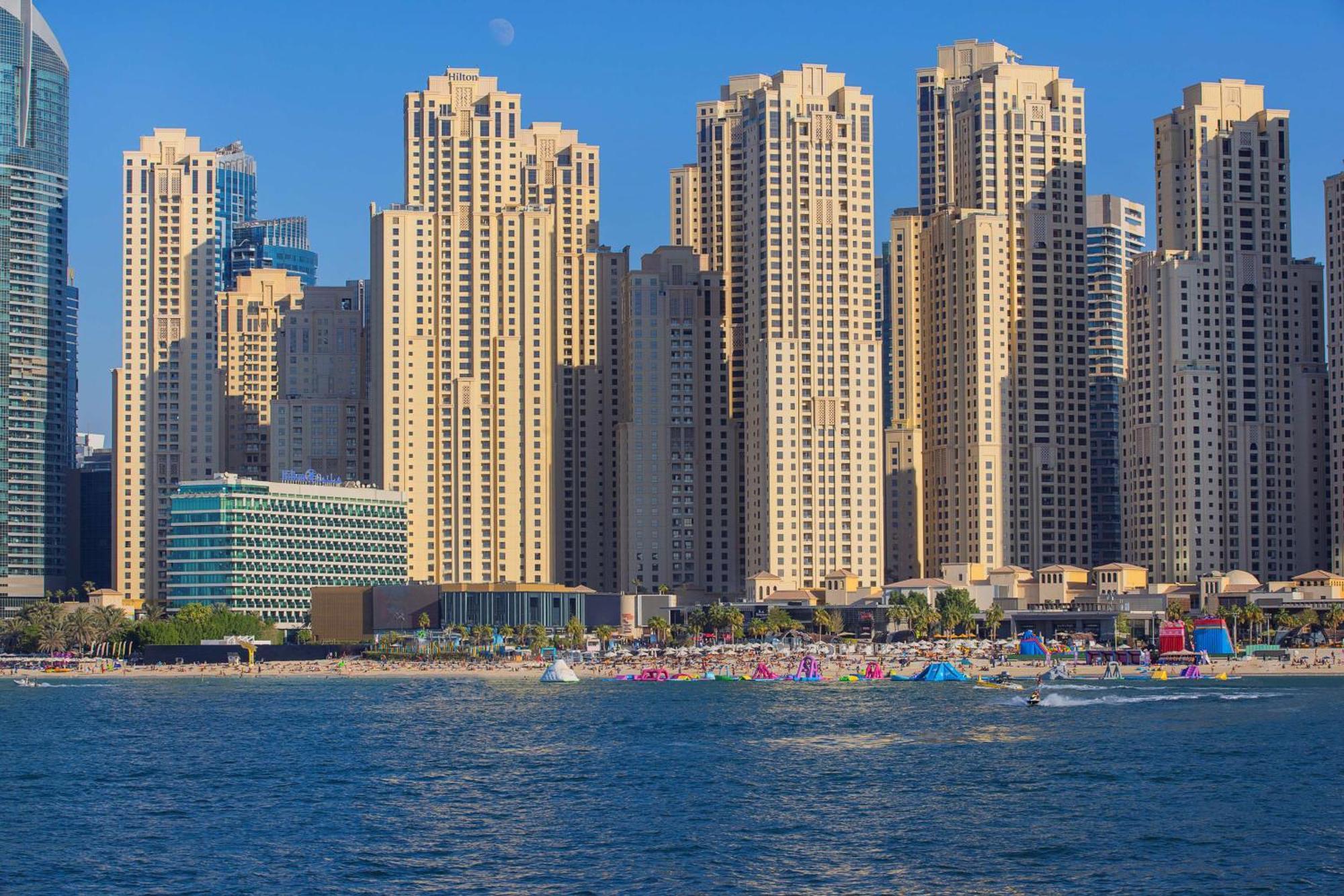 Hilton Dubai The Walk Hotel Екстериор снимка